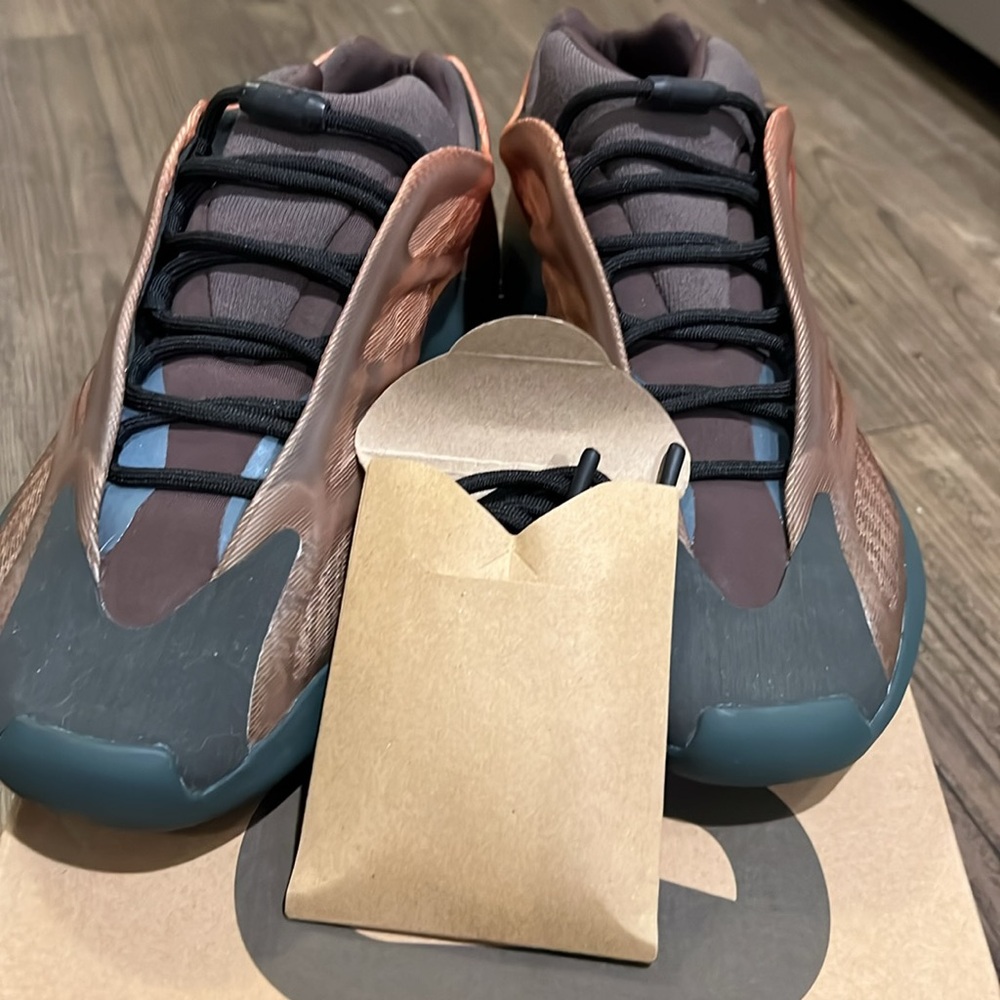 YEEZY 700 V3 size 11.5 men’s - Picture 7 of 8